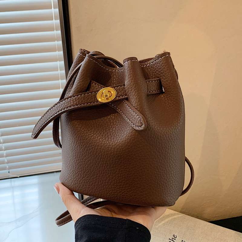 https://fulmo-img-server.com/lmc-leather-bag-store/9816df24039a45e3b12978bf5ed85915.jepg