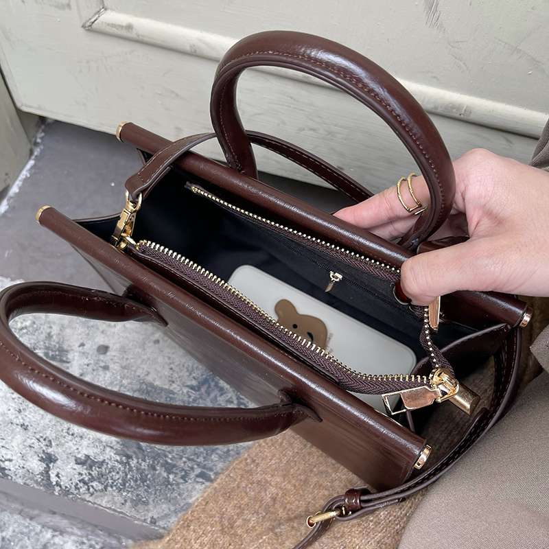 https://fulmo-img-server.com/lmc-leather-bag-store/983c5f19048b44429d4c043e7d02b395.jepg