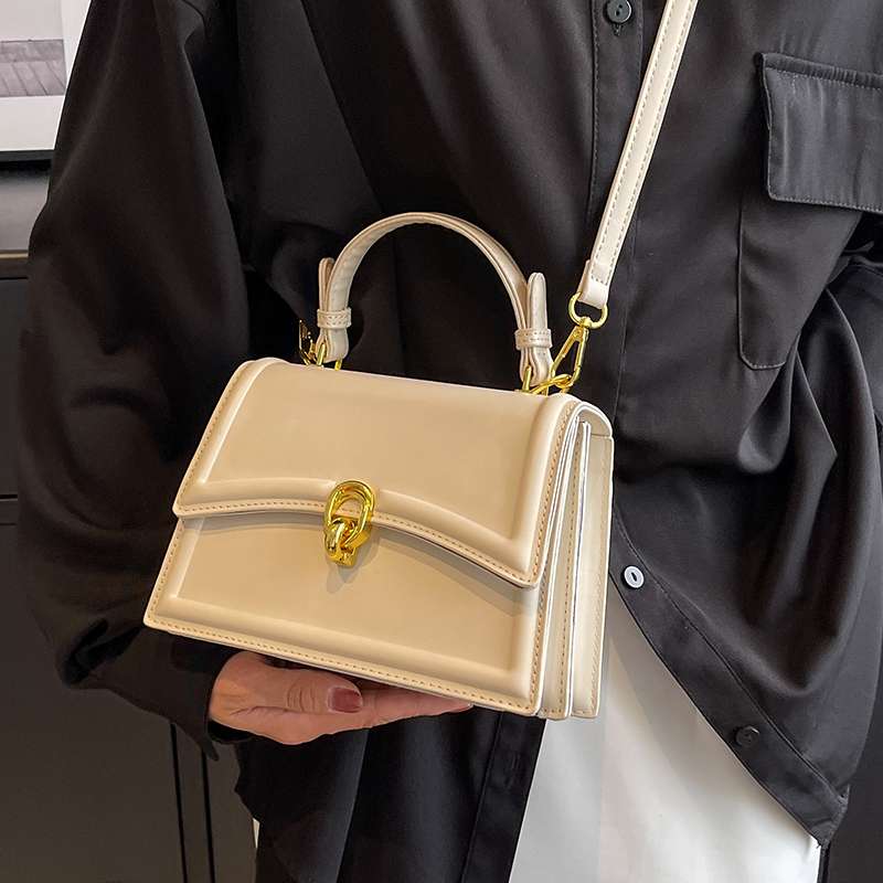 https://fulmo-img-server.com/lmc-leather-bag-store/9844a16aa93f4483a1460c145e80af8e.jepg