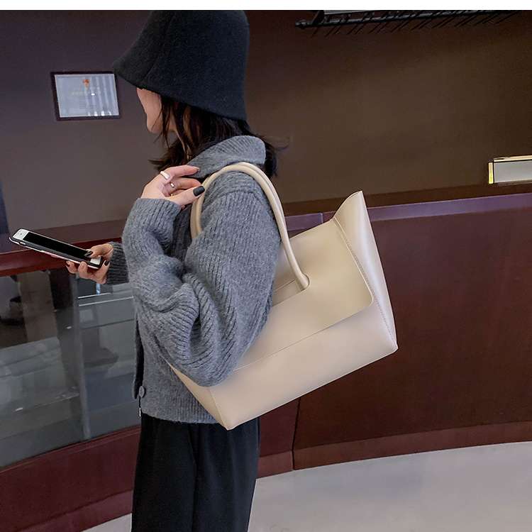 https://fulmo-img-server.com/lmc-leather-bag-store/9c0f37b22ffb4d16a16ab00f0ddb8642.jepg