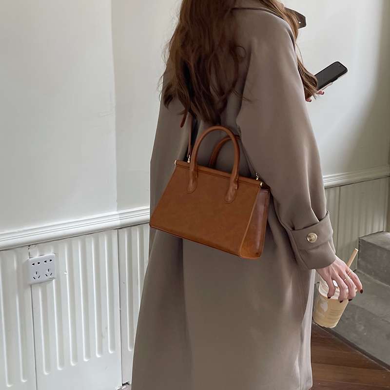 https://fulmo-img-server.com/lmc-leather-bag-store/9c98b0ab50c5433192072182d646b72c.jepg