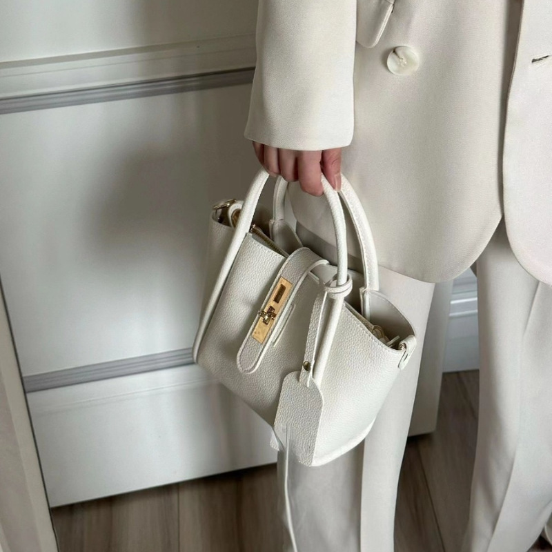 革バッグレディース 金具アクセント付き本革台形ハンドバッグ