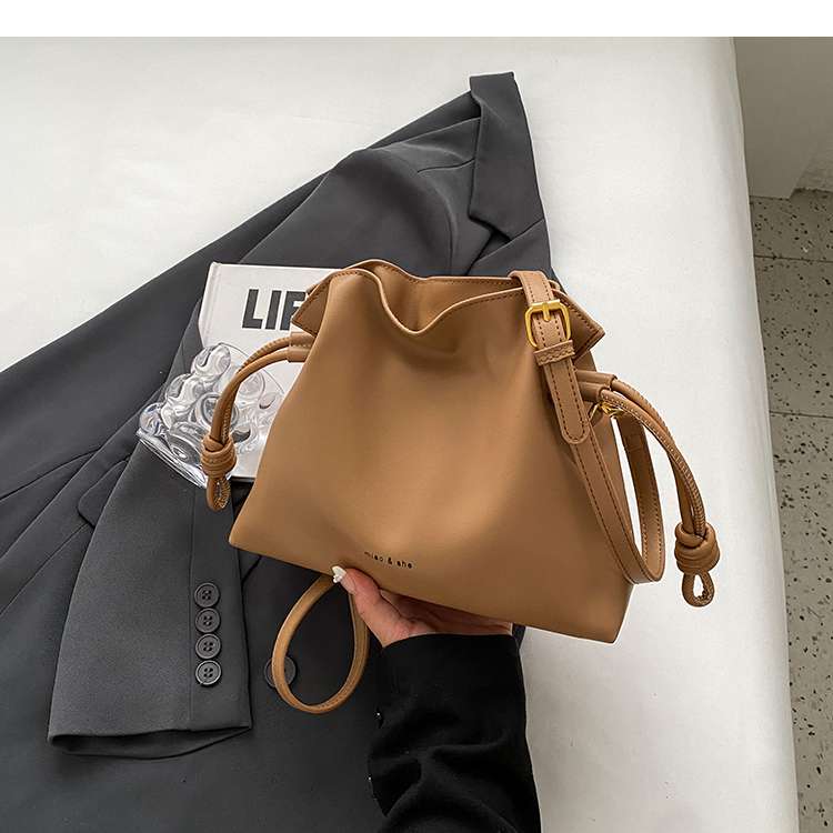 https://fulmo-img-server.com/lmc-leather-bag-store/9d743926ffe2422cbc9d1dee7a0ce86b.jepg