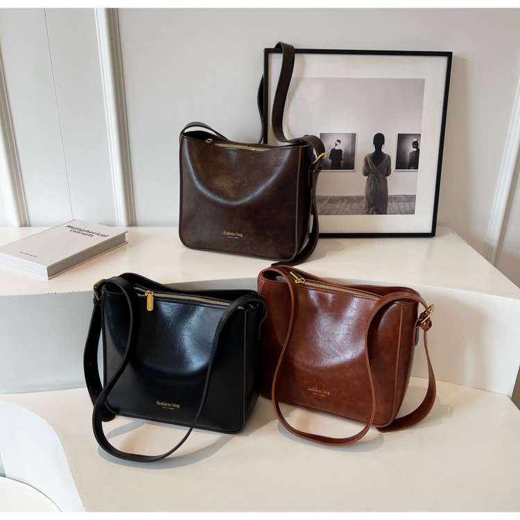 https://fulmo-img-server.com/lmc-leather-bag-store/9db9ce5e9c3c4551900e0754eede4b60.jepg