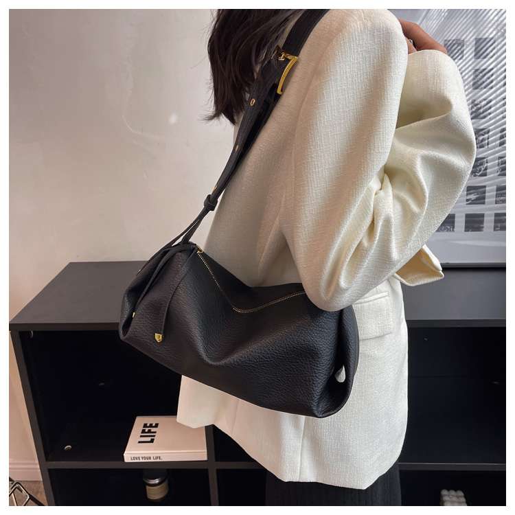 https://fulmo-img-server.com/lmc-leather-bag-store/aa625841a02d4e38b68f2c8c5f017531.jepg