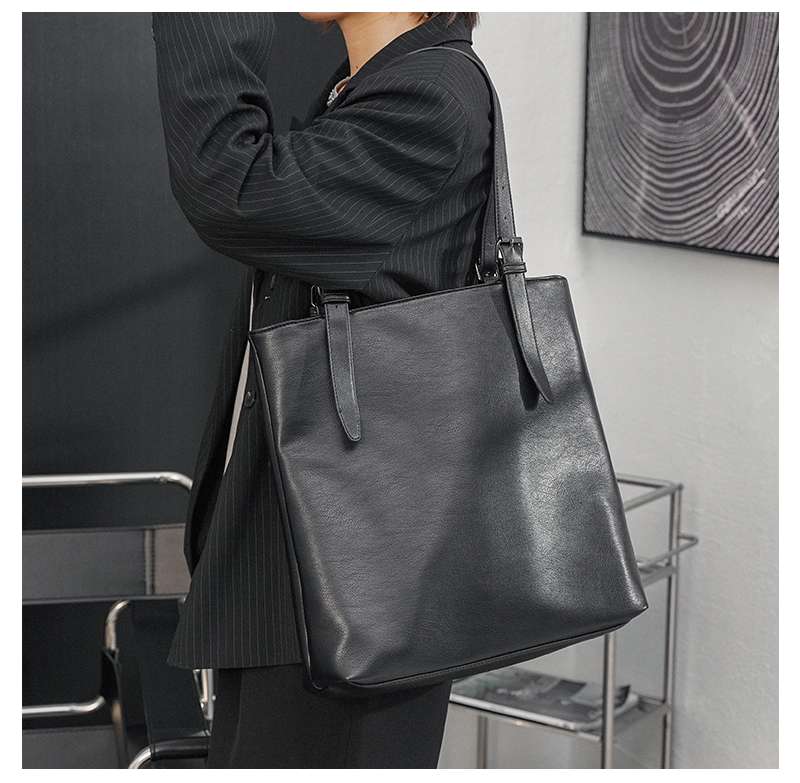 https://fulmo-img-server.com/lmc-leather-bag-store/aeedb1782dd845869e89c36e2fa8dcd1.jepg