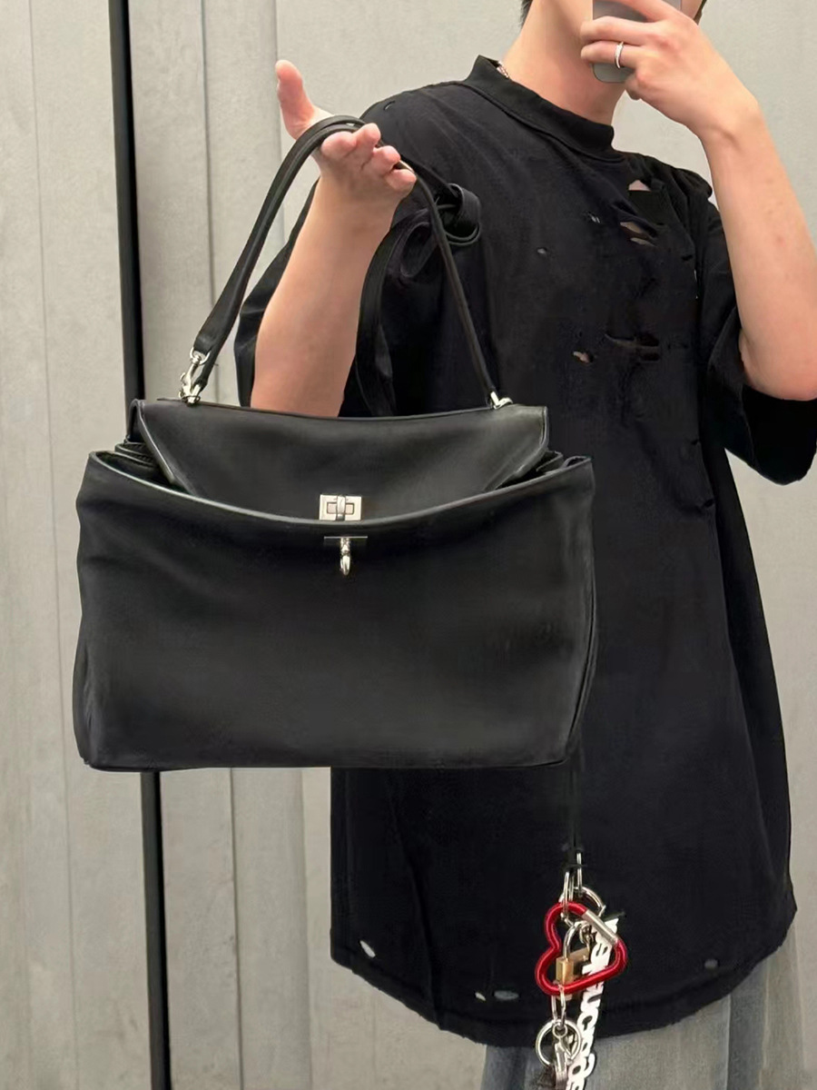 https://fulmo-img-server.com/lmc-leather-bag-store/b027484a-f7b7-4466-8c27-73539df2e312.jpg