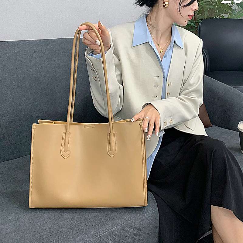 https://fulmo-img-server.com/lmc-leather-bag-store/b4e8c1e547f9470c9f487cbe8f34c828.jepg