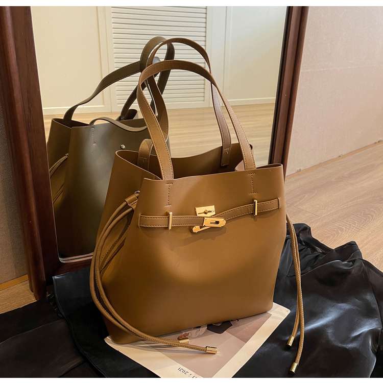 https://fulmo-img-server.com/lmc-leather-bag-store/b5de3fad8b124638b7be6489331659e0.jepg