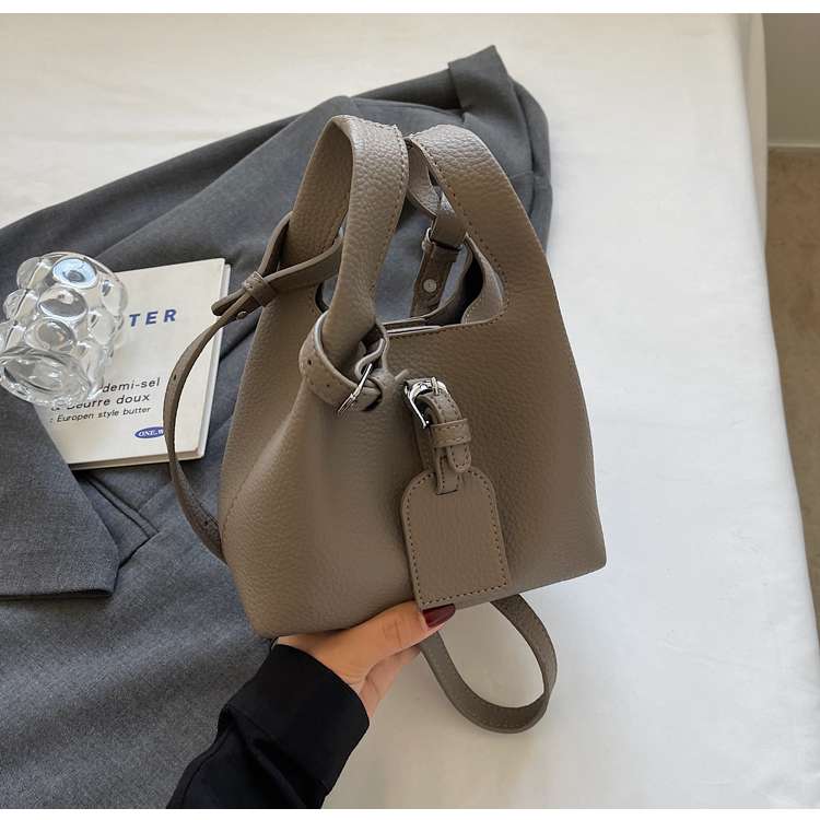 https://fulmo-img-server.com/lmc-leather-bag-store/bdd208279f9347f8bd9d1f9ed28626c9.jepg