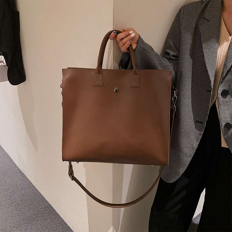 https://fulmo-img-server.com/lmc-leather-bag-store/bf1b3c18c3c84e0e9f524d6653f3ff41.jepg