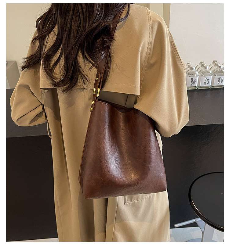 https://fulmo-img-server.com/lmc-leather-bag-store/c00dc1a169ee48c59012484cb27202c4.jepg