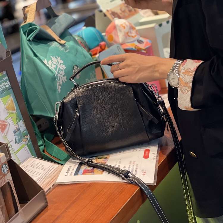 https://fulmo-img-server.com/lmc-leather-bag-store/c18001be06cd4ac99ed7db3b297b2bd4.jepg