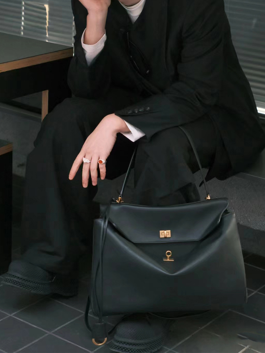 https://fulmo-img-server.com/lmc-leather-bag-store/c2572acb-fde4-4591-b446-650f12f5d029.jpg