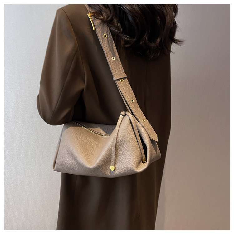 https://fulmo-img-server.com/lmc-leather-bag-store/c288f04cec2c401ba54b20cc62458267.jepg