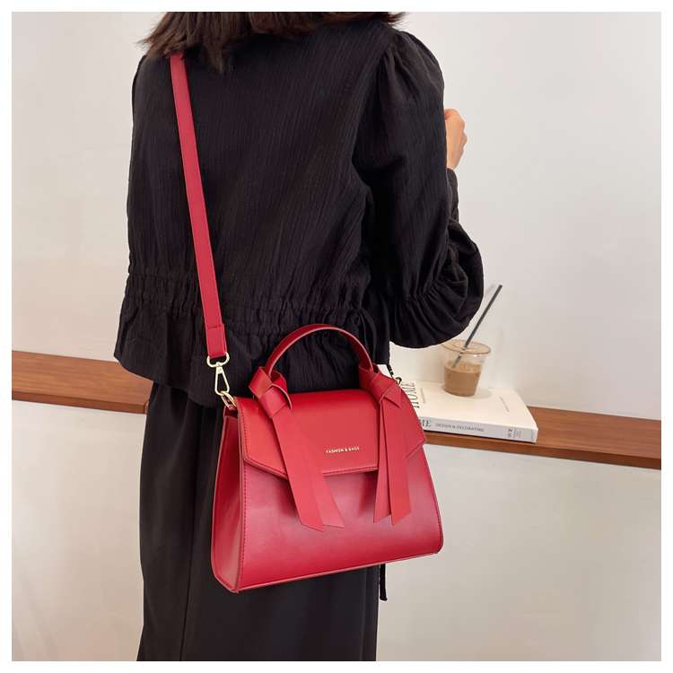 https://fulmo-img-server.com/lmc-leather-bag-store/c42266eef4cc4d409f7d2f652fdb7a11.jepg