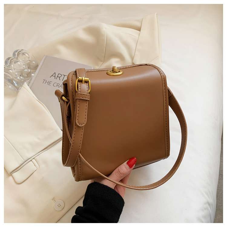 https://fulmo-img-server.com/lmc-leather-bag-store/c54983305b5843b2966be6ace693e619.jepg