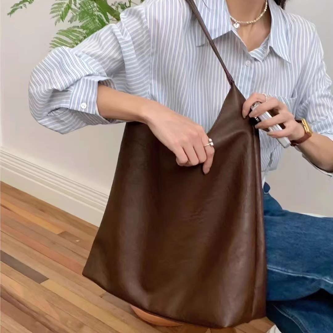 https://fulmo-img-server.com/lmc-leather-bag-store/c949a5b75d0249bc8184c3f03757d5ae.jepg