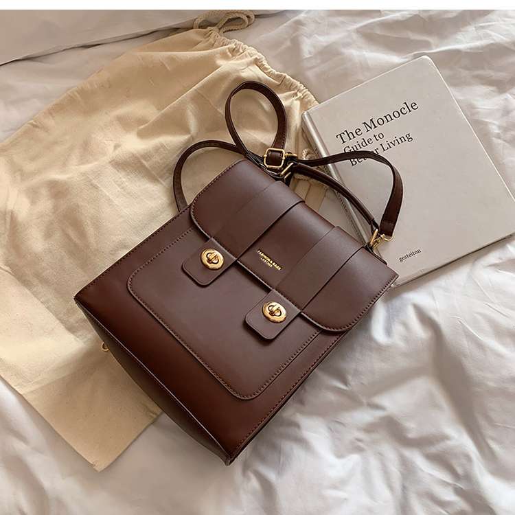 https://fulmo-img-server.com/lmc-leather-bag-store/caa011f6e9a34e7db2616cc8a78a9bd6.jepg