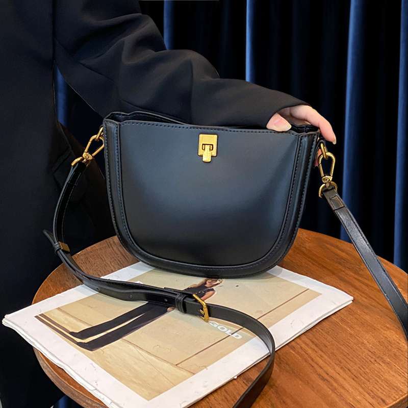 https://fulmo-img-server.com/lmc-leather-bag-store/cc6388b6212f445a9a1ebb2d7fbb7871.jepg