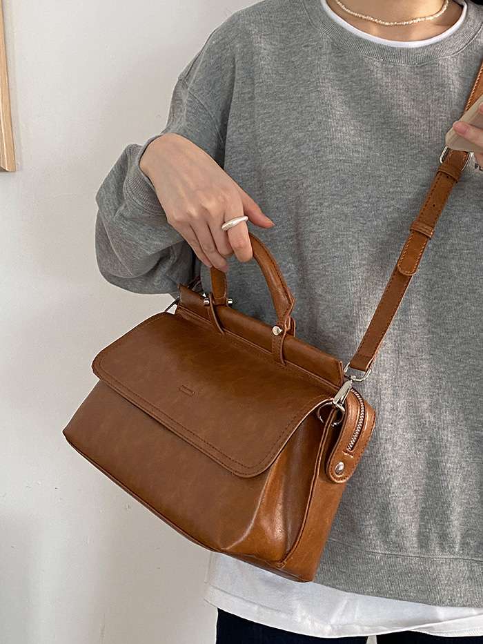 https://fulmo-img-server.com/lmc-leather-bag-store/d809cdc15ff6423f9cfaef5c4595d823.jepg