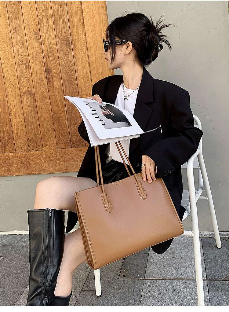 https://fulmo-img-server.com/lmc-leather-bag-store/df51f5835c00491398babf847bc96929.jepg