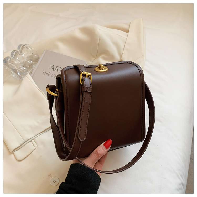 https://fulmo-img-server.com/lmc-leather-bag-store/e05ab07e793540549cb6fbb6160d9606.jepg