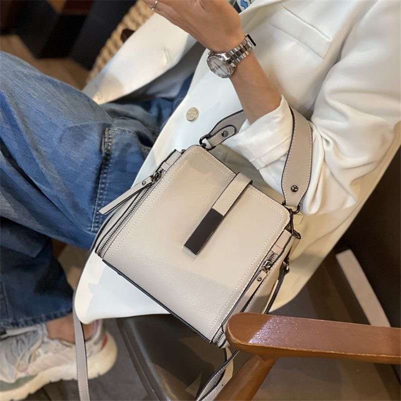 https://fulmo-img-server.com/lmc-leather-bag-store/e167c485688c49f79438aa29f46d8259.jepg