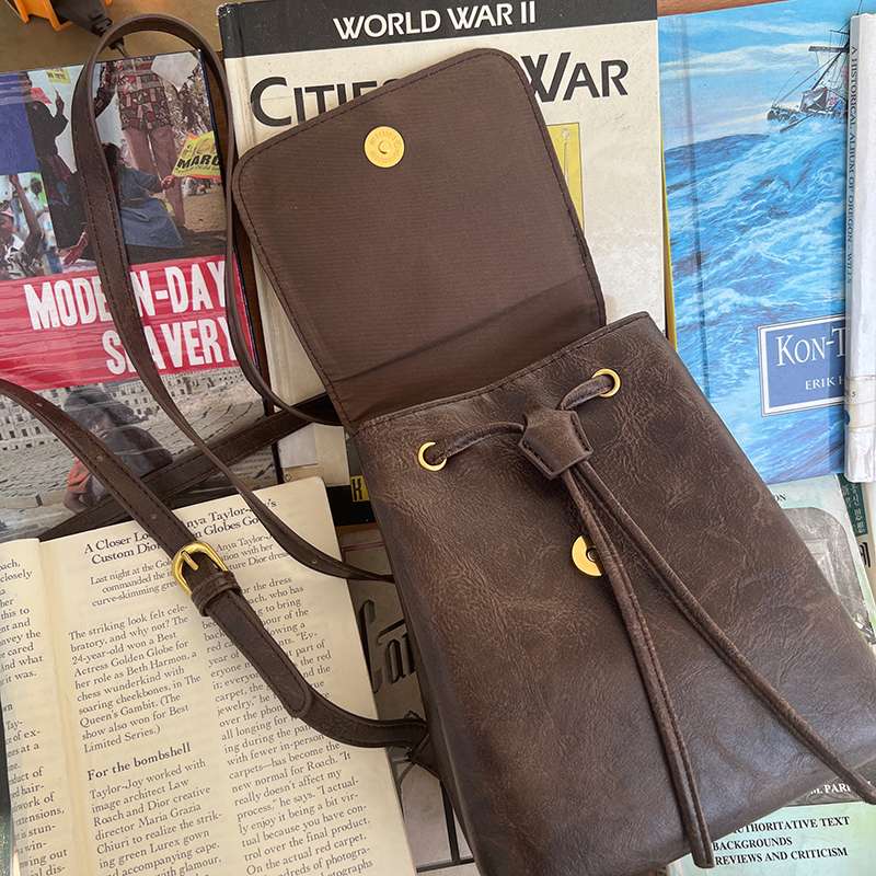 https://fulmo-img-server.com/lmc-leather-bag-store/e1849f6d04514387ba53a38ba4235926.jepg