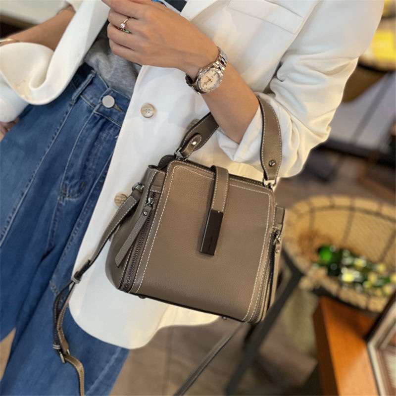 https://fulmo-img-server.com/lmc-leather-bag-store/e21bf110a5d449d4a161d64134ac96e6.jepg