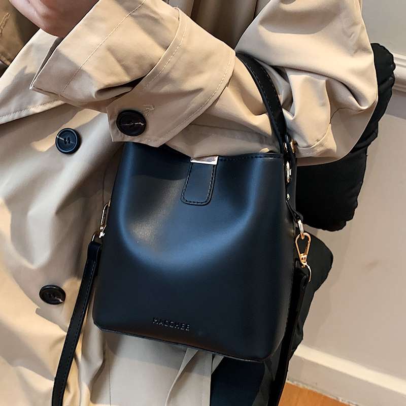 https://fulmo-img-server.com/lmc-leather-bag-store/e3f8d0b7df4c4fc38c51b2cdb3e01219.jepg