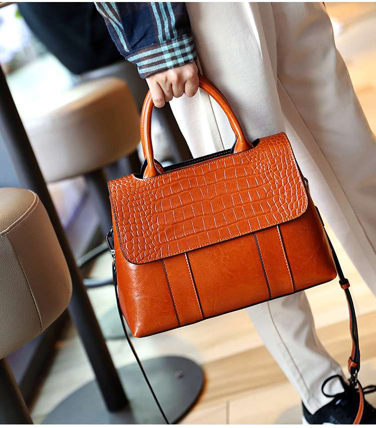 https://fulmo-img-server.com/lmc-leather-bag-store/e41b87ff7a274087a3267efcf4ec9792.jepg