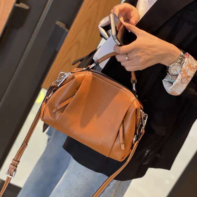 https://fulmo-img-server.com/lmc-leather-bag-store/e9d79d7d27cc49b8925c75fb60f1f865.jepg