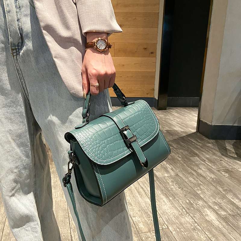 https://fulmo-img-server.com/lmc-leather-bag-store/eb993a838ef8472880e309d17be95ed1.jepg