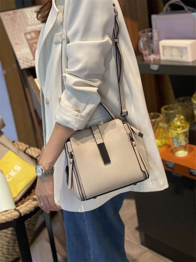 https://fulmo-img-server.com/lmc-leather-bag-store/f05a2ff115d3400584415bb1b19d73ae.jepg