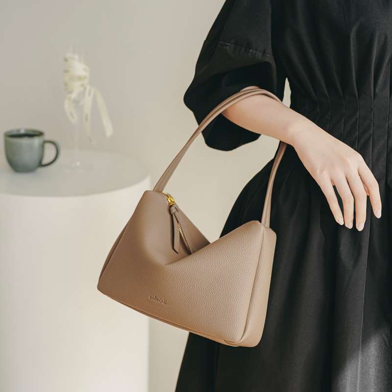 https://fulmo-img-server.com/lmc-leather-bag-store/f4ef7819903a42d8bf4f88bfb32dc7be.jepg