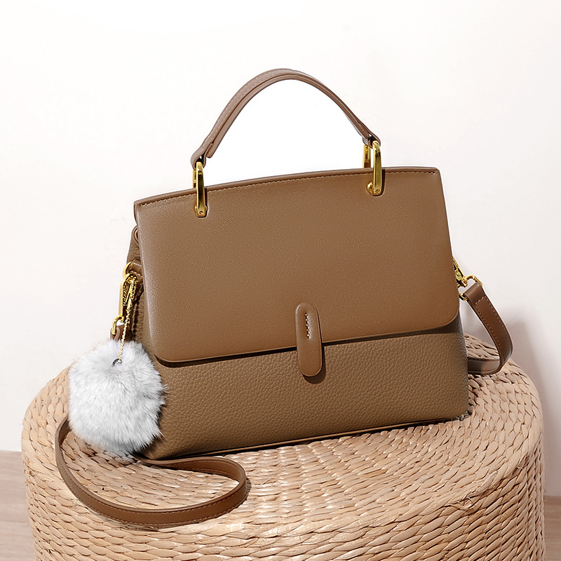 革バッグレディース 上品な金具使いの二層式革ハンドバッグ