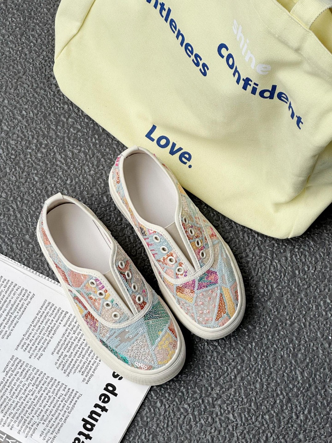 ローファーレディース キラキラ刺繍スリッポン