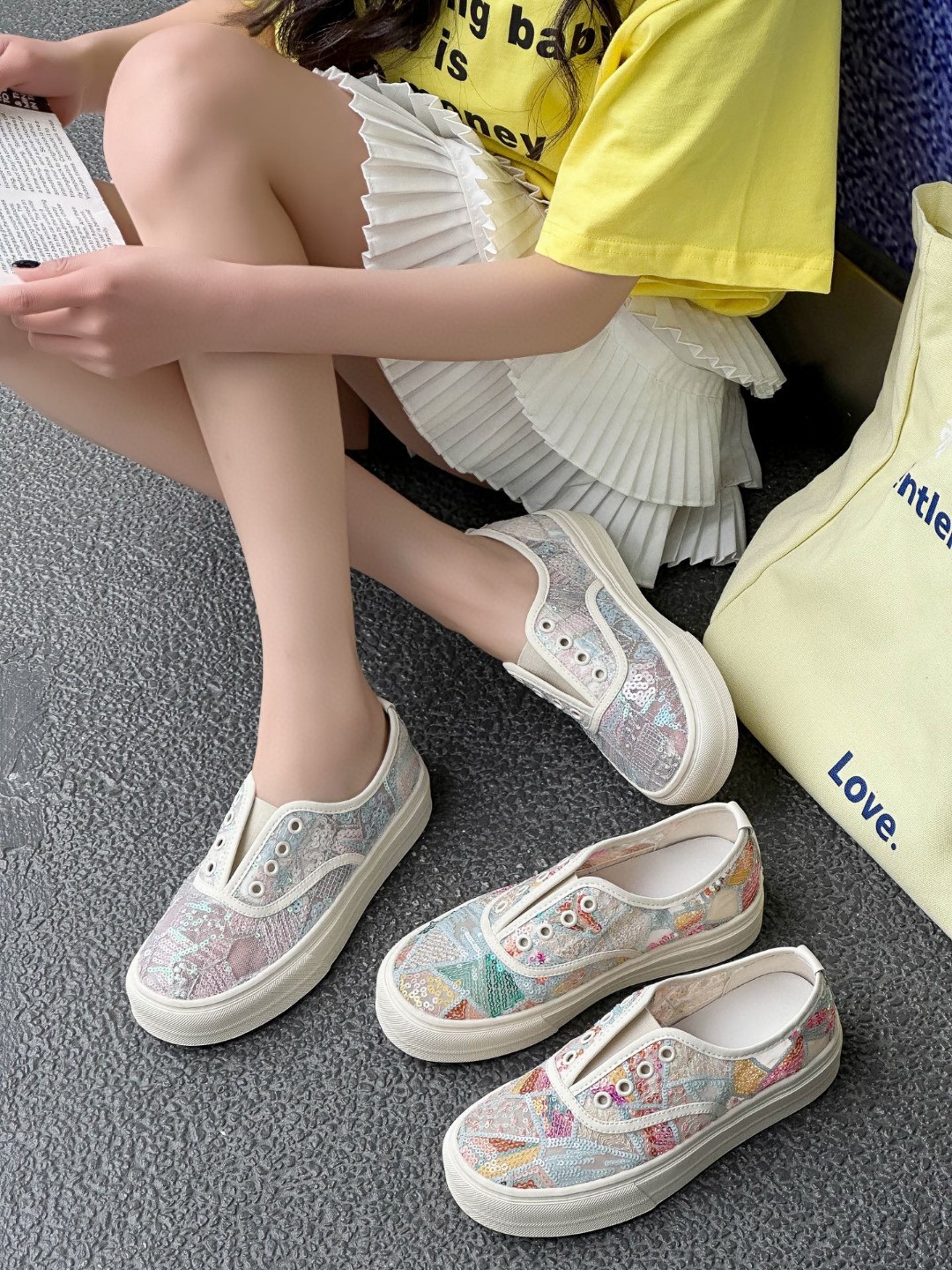 ローファーレディース キラキラ刺繍スリッポン