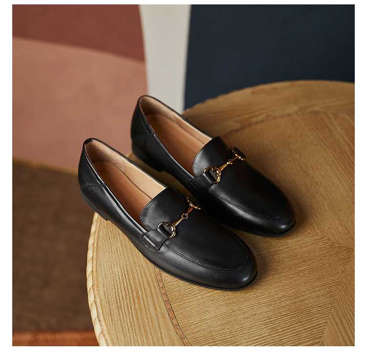 40代女性の品格を演出!大人の魅力を引き立てるレディースローファーおすすめ5選