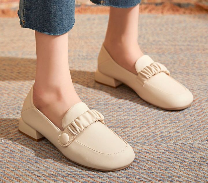 ローファーレディース フリルストラップ付きコインローファー