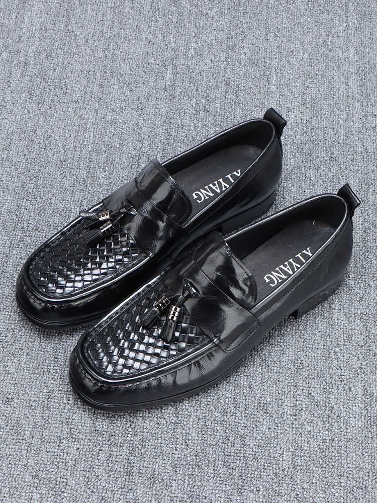 シンプルでおしゃれな足元を実現する皮ローファー5選