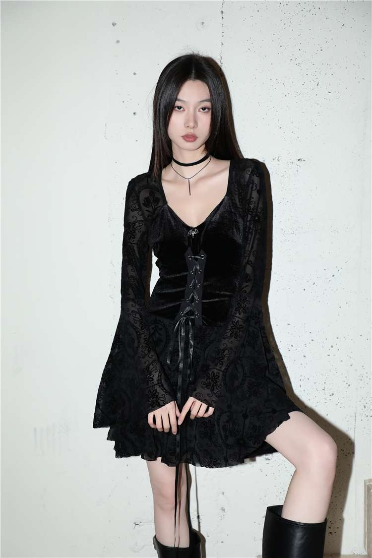ロリータファッション 妖艶な闇夜のレーシングドレス