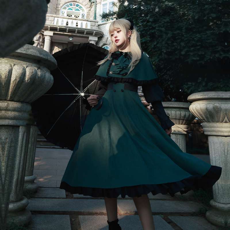 ロリータファッション 古城を彩る貴族の軍服風ケープワンピース