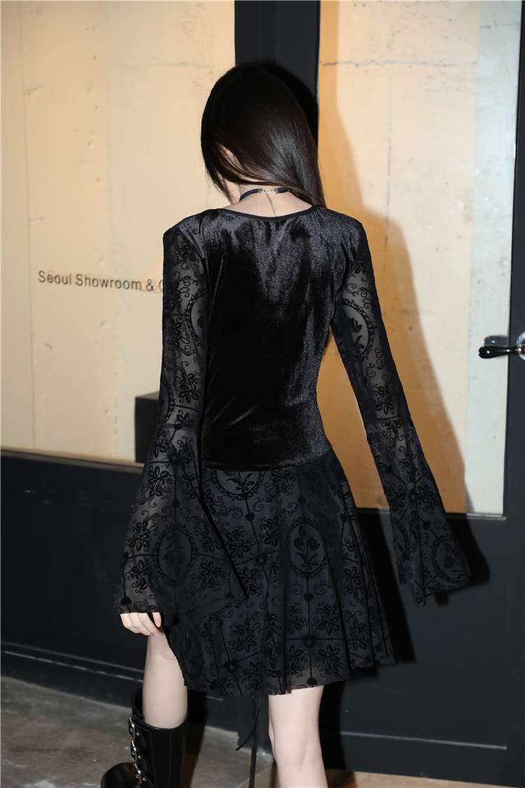 ロリータファッション 妖艶な闇夜のレーシングドレス