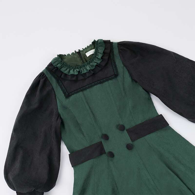 ロリータファッション 古城を彩る貴族の軍服風ケープワンピース