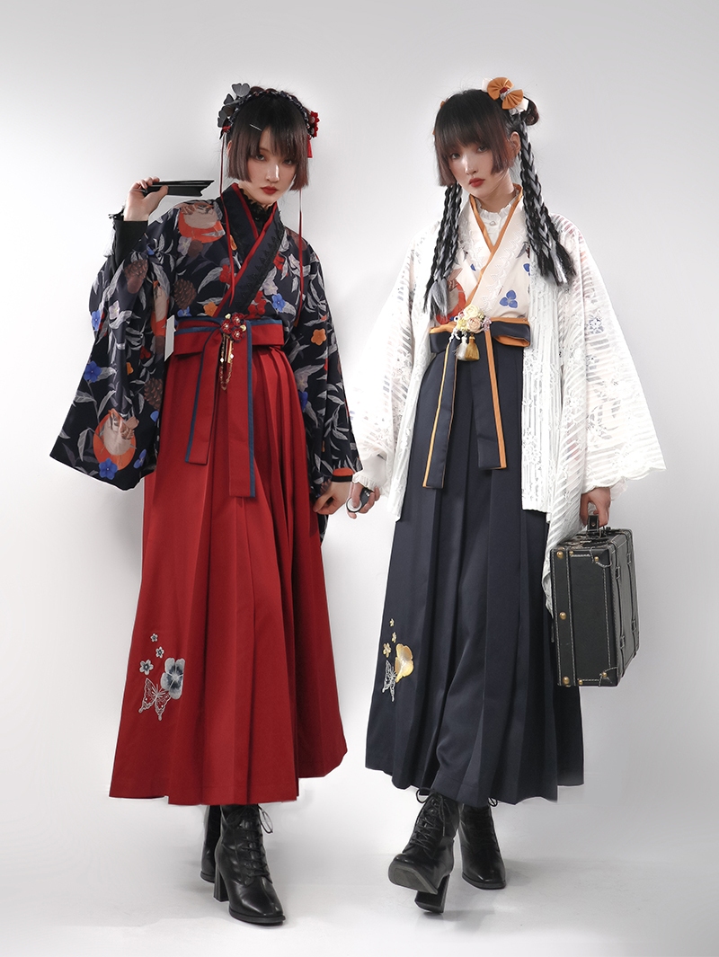 ロリータファッション 蝶と花模様の優美な着物風プリーツスカート