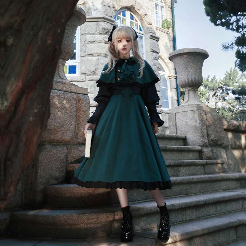 ロリータファッション 古城を彩る貴族の軍服風ケープワンピース