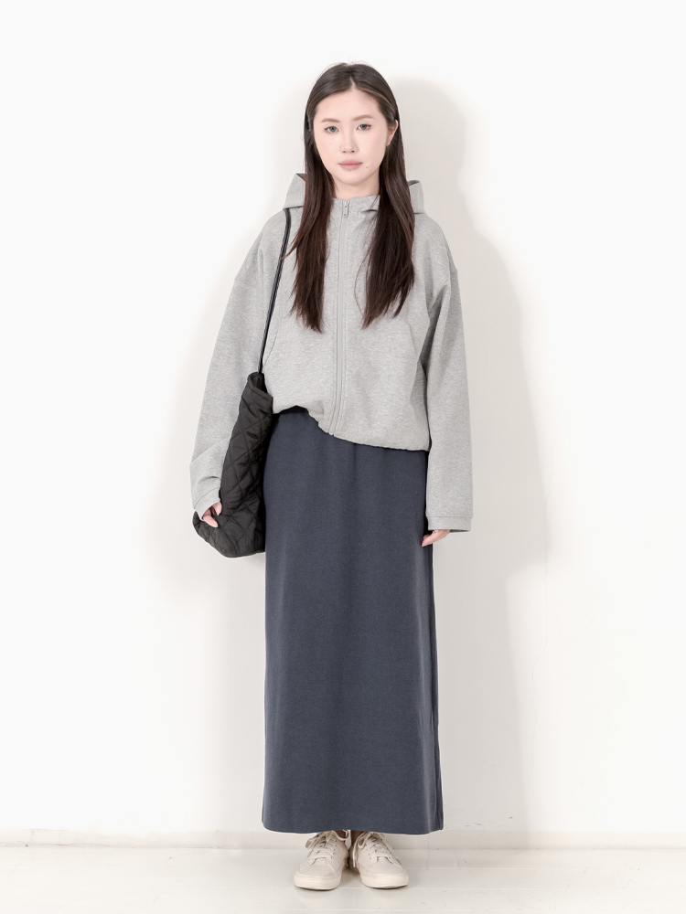 すっきりとしたストレートロングスカート