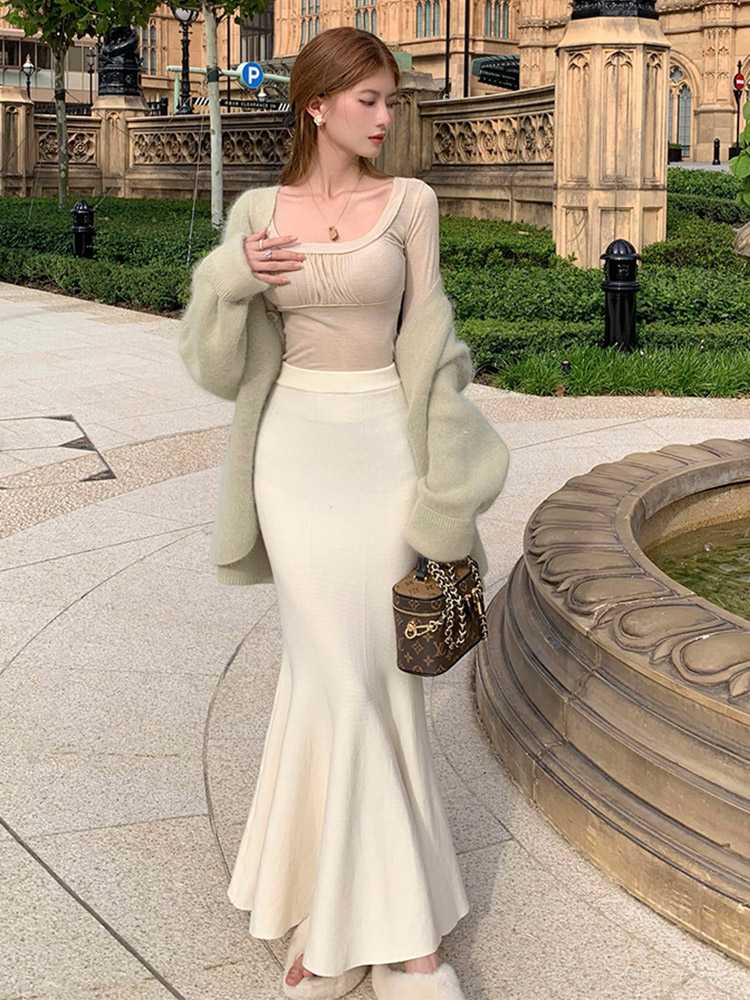 白いタイトロングスカートで清潔感を演出！５選